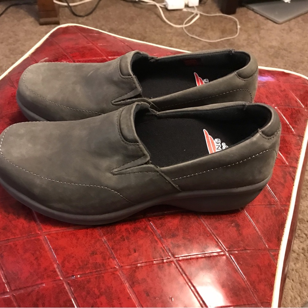 Women's‎ WORX 5112 RED WING work safety,steel toe $145 size 6.5
NWOT
Red Wing